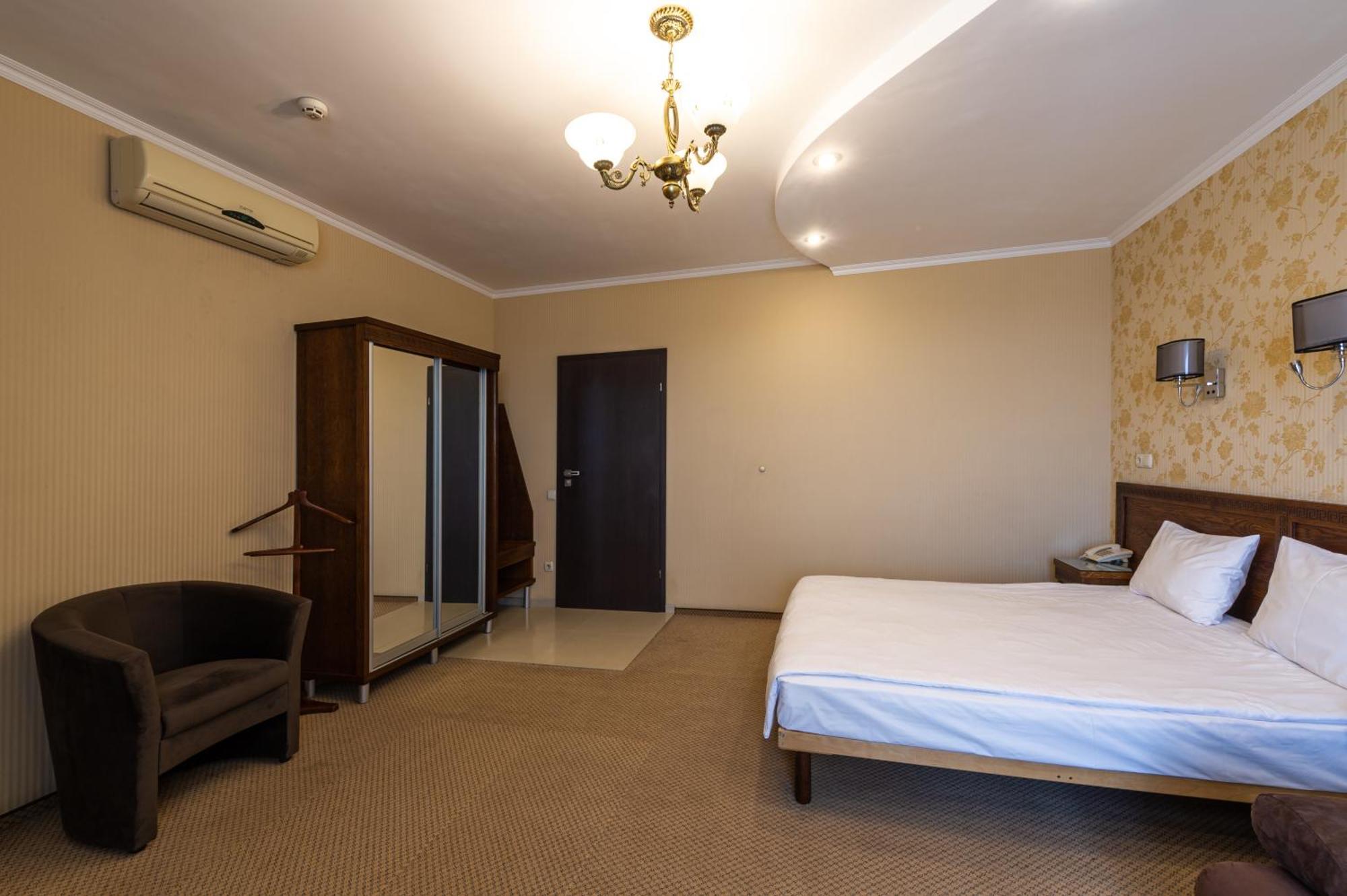 Kamelot Otel Ternopil Dış mekan fotoğraf
